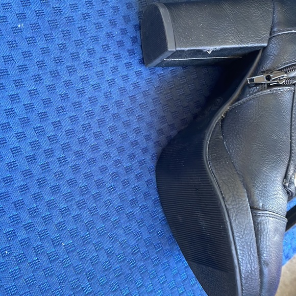 Size 8 Milwaukee leather studded side zip pumps - Picture 5 of 5